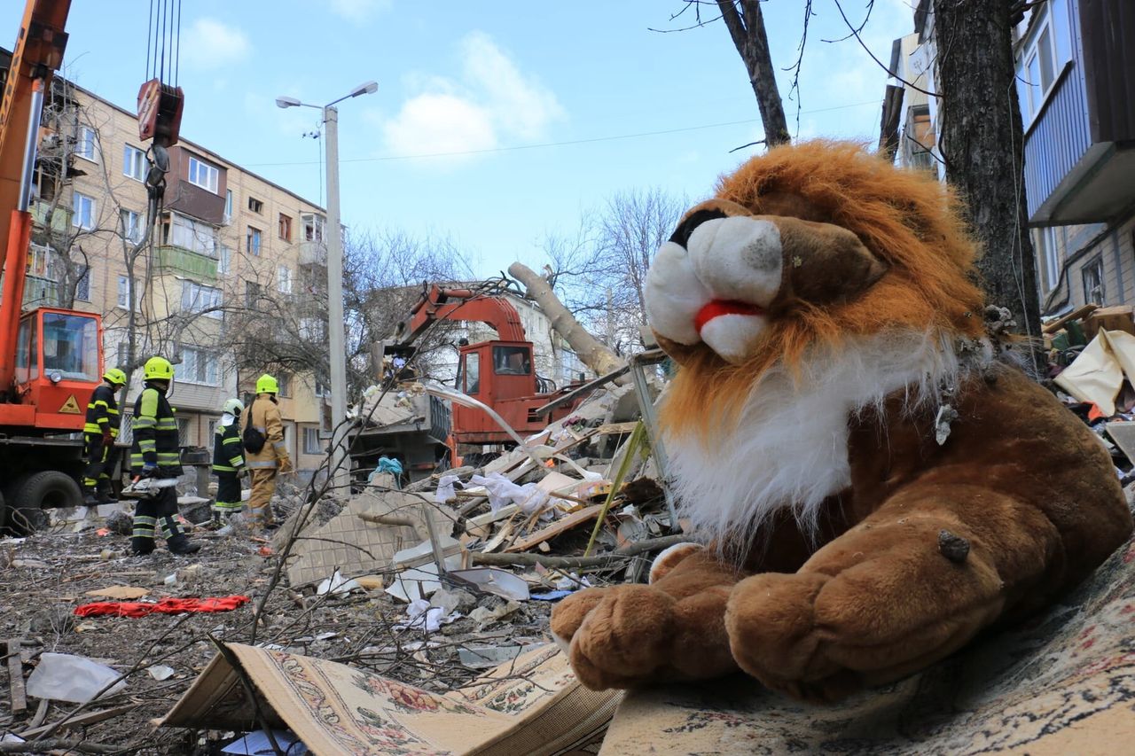  Charków, Ukraina, 16.03.2022. Akcja ratunkowa po ostrzale przez wojska rosyjskie budynków mieszkalnych w Charkowie, 16 bm. Trwa inwazja Rosji na Ukrainę. (sko) PAP/DSNS