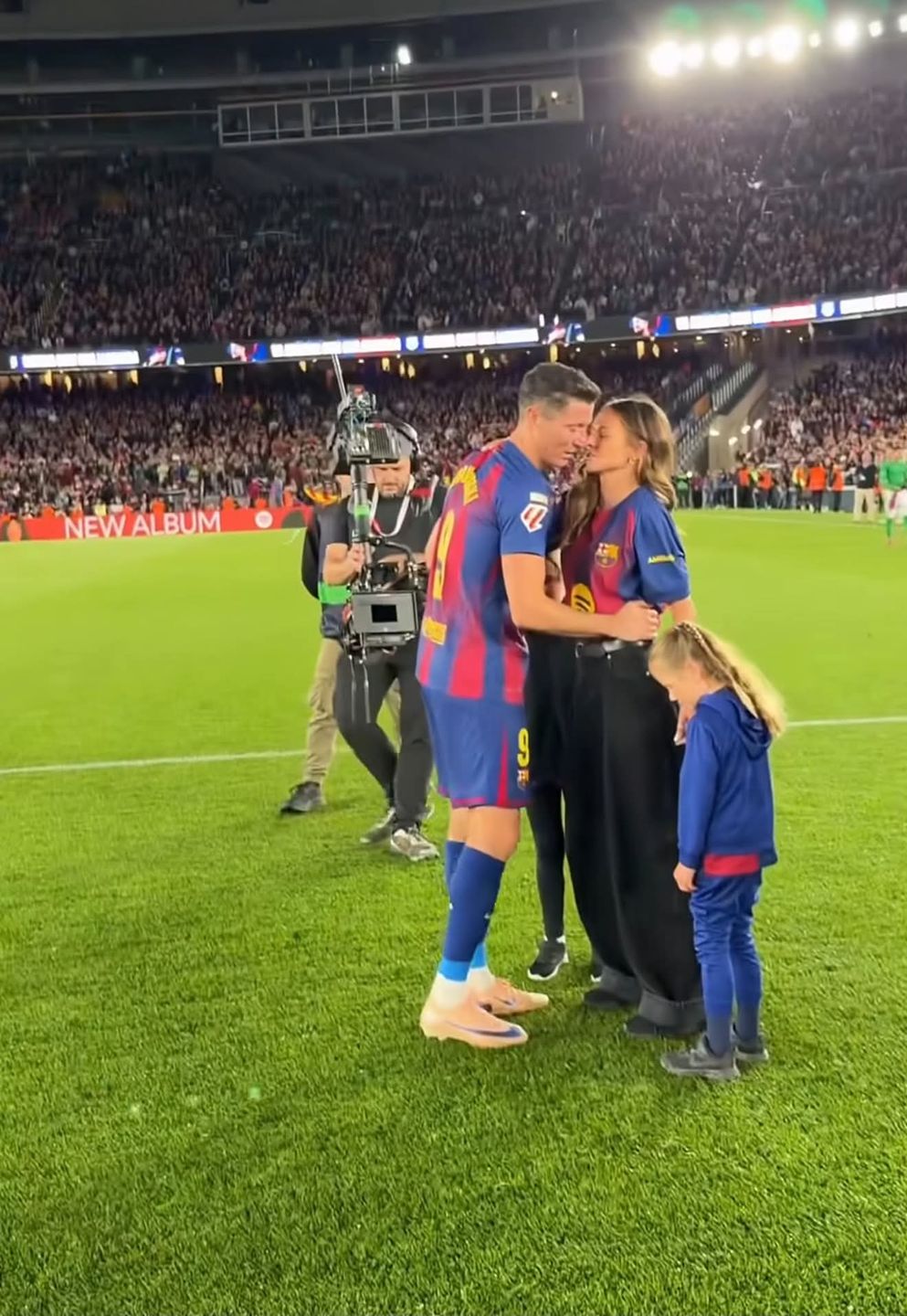 Rodzinne chwile podczas pożegnania Lewandowskiego na Camp Nou
