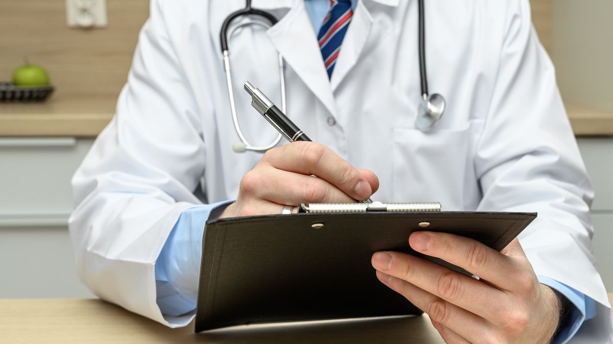 Pawel Kacperek
lekarz, doktor, biurko, praca, gabinet, lekarz rodzinny, pediatra, kardiolog, recepta, skierowanie, badanie, diagnoza, zalecenia, dieta, lekarz medycyny pracy, zwolnienie lekarskie, profilaktyka, specjalista, prywatny, wizyta u lekarza, sezon grypowy, antybiotyk, kolejki, nfz, ubezpieczenie medyczne, l4, stetoscope, szpital, lek, zdrowie, lecznictwo, medyczne, klinika, biura