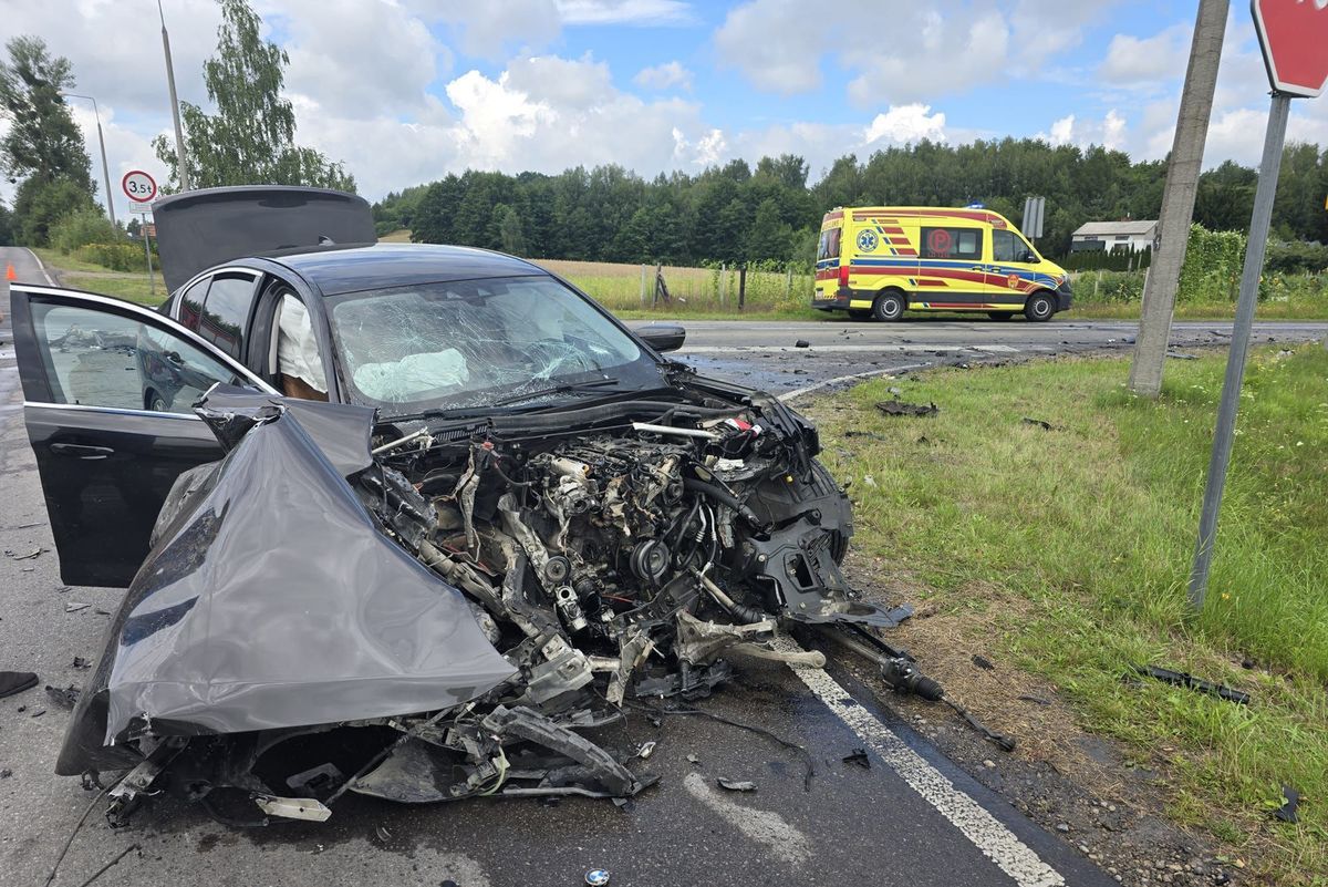 Uściąż: BMW wjechało pod ciężarówkę. Kobieta i dziecko w szpitalu