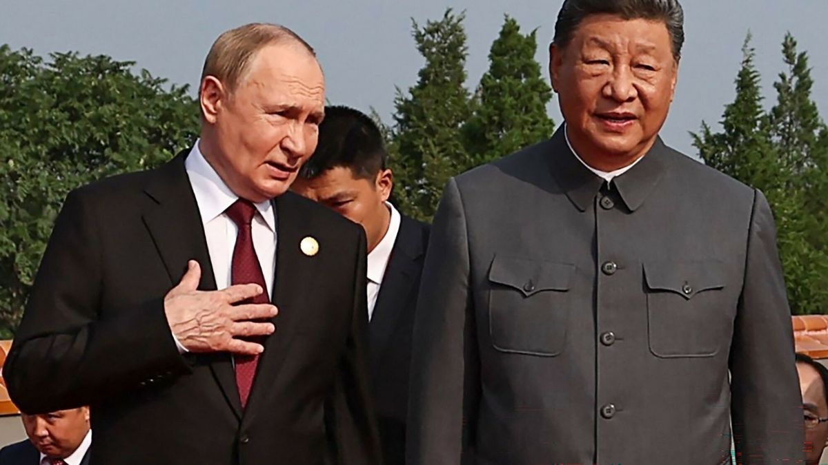 Chiny ?wi?tuj? 80. rocznic? zwyci?stwa nad Japoni?
In this pool photograph distributed by the Russian state agency Sputnik, Russia's President Vladimir Putin (L) walks with China's President Xi Jinping before a military parade marking the 80th anniversary of victory over Japan and the end of World War II, in Beijing?s Tiananmen Square on September 3, 2025. (Photo by Alexander KAZAKOV / POOL / AFP)
ALEXANDER KAZAKOV