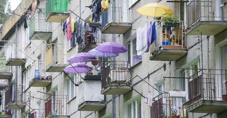 Balkon to część mieszkania czy część wspólna? Palacze mają swoje zdanie