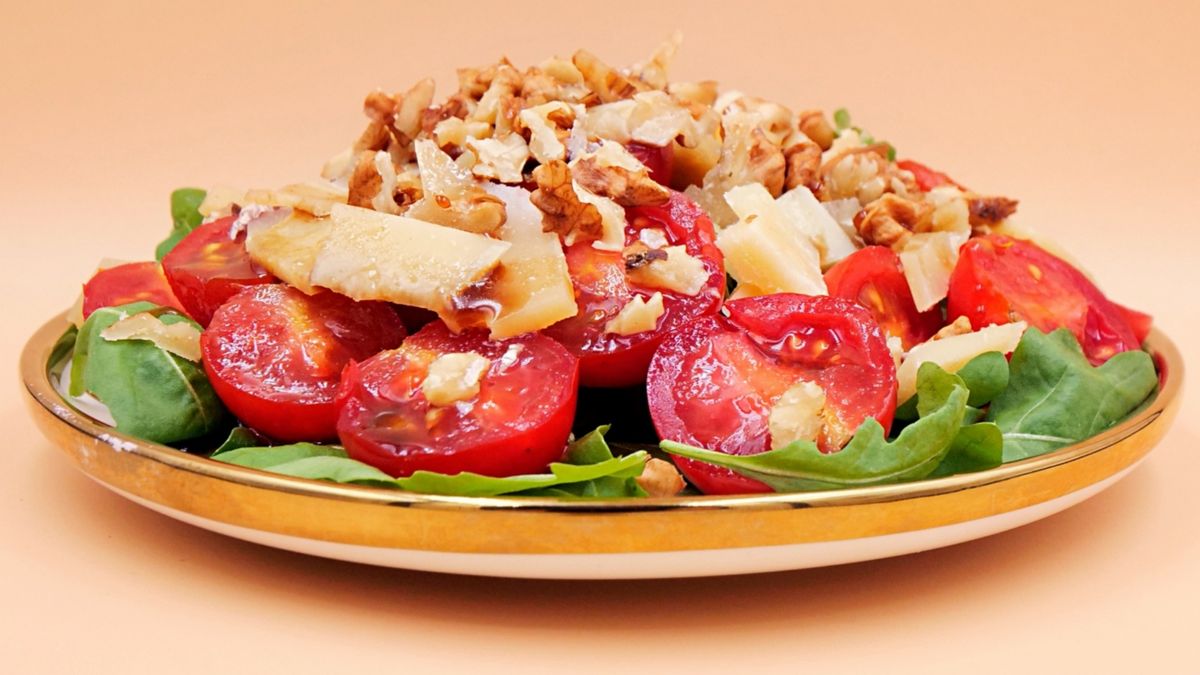 Na talerzu rozłóż wszystkie składniki i polej je sosem