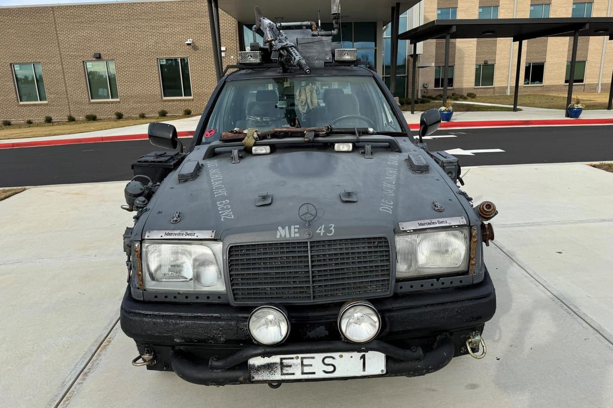 Mercedes żywcem wyjęty z filmu "Mad Max" trafił na sprzedaż