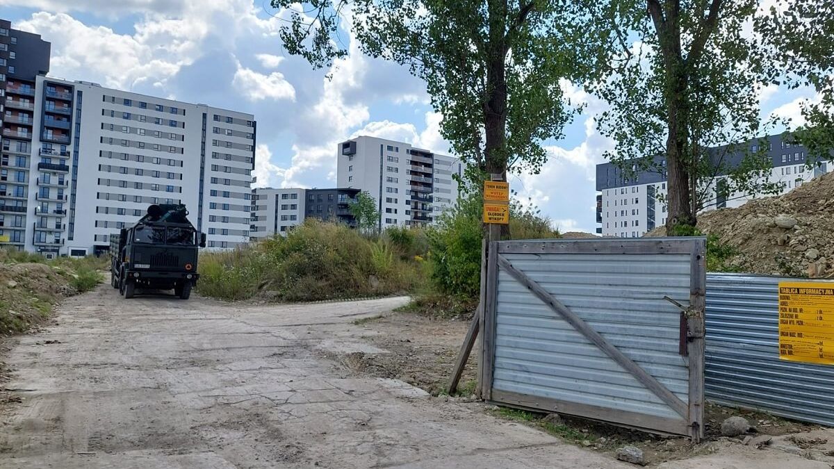 Saperzy na miejscu ujawnienia pocisku przy ul. Wrońskiej w Lublinie