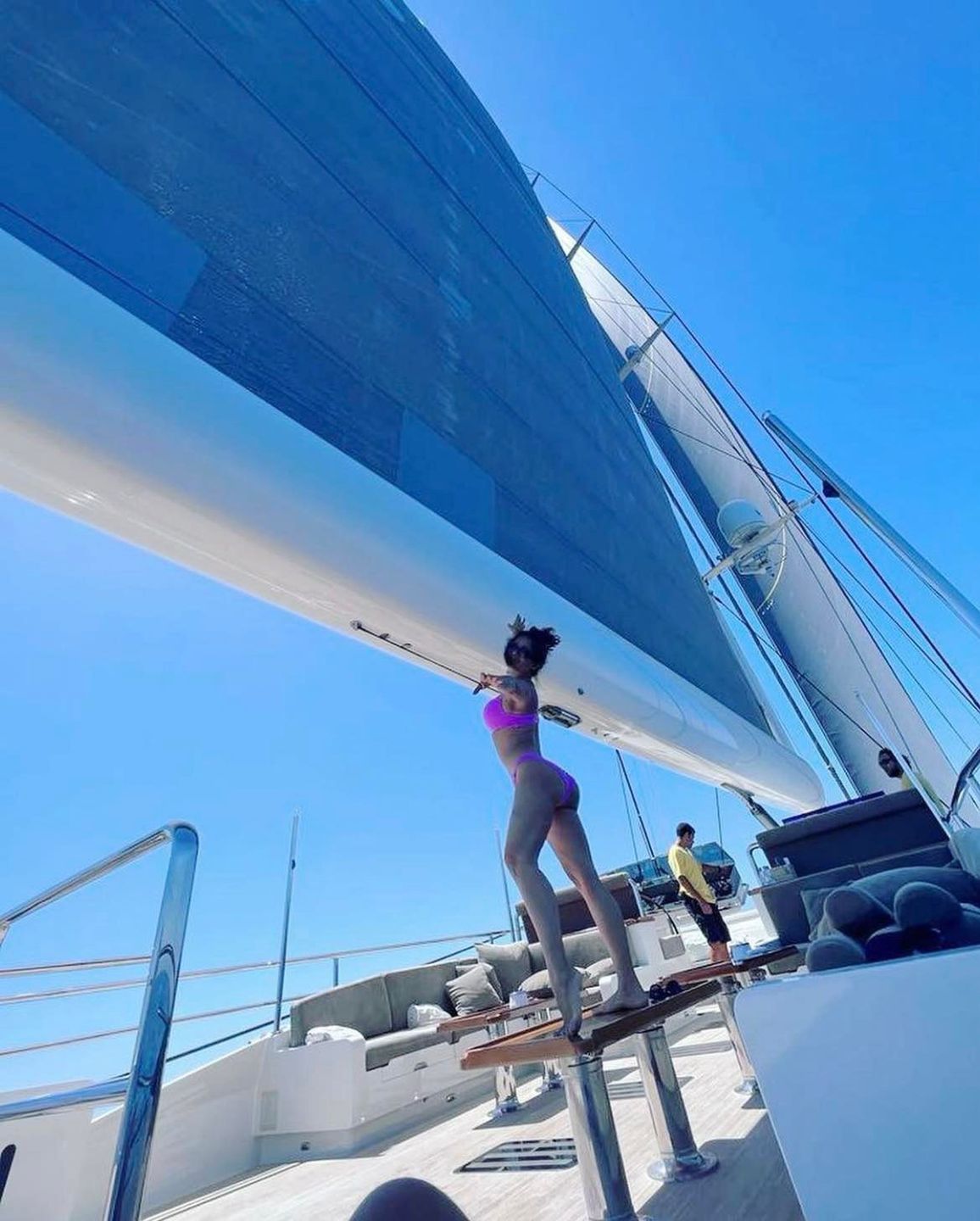 Salma Hayek tańczy na stole i pręży wysportowane ciało w skąpym bikini