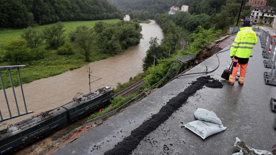 osuwiskoGrzegorz Momotosuni�cie si� ziemi, podtopienia, ulewy, zablokowane tory, zalania