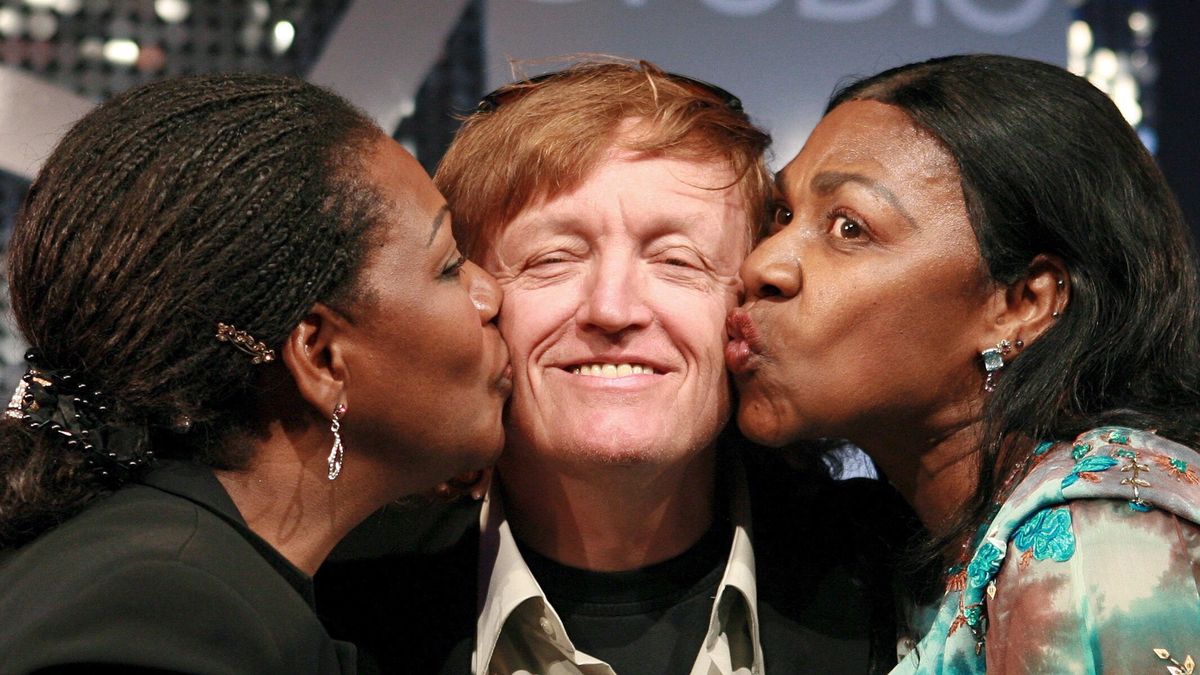 (FILE) - Former singers of the group Boney M., Liz Mitchell (L) and Marcia Barret (R) kiss producer Frank Farian (C) at the premiere of the musical 'Daddy Cool' in Berlin, Germany, 26 April 2007 (reissued 23 January 2024). German music producer Frank Farian died at the age of 82, his agency announced on 23 January 2024. EPA/JENS KALAENE GERMANY OUT *** Local Caption *** 00993709 Dostawca: PAP/EPA.