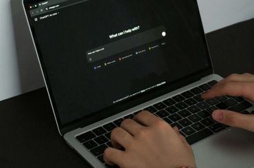 Europarlament o prawie autorskim i generatywnej AI. 