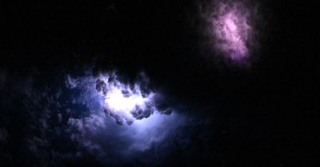 Zjawiskowe zdjęcia burzy z kosmosu. Astronauci pokazują nowe szczegóły