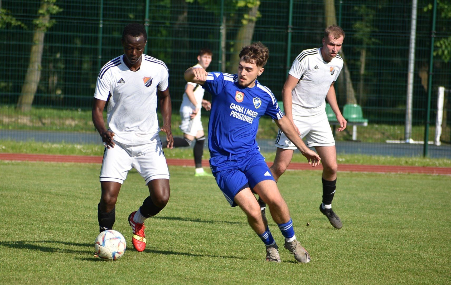 Jakub Chwał (niebieski strój) w ubiegłym sezonie strzelił w klasie okręgowej 12 goli dla Proszowianki.