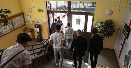 Rozpoczęcie roku szkolnego w Piątnicy. Sprawdzają, które dzieci nie będą na mszy
