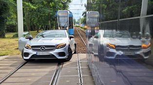 Wrocław: Tramwaj uderzył w mercedesa na ul. Grabiszyńskiej. Zablokowane torowisko w obu kierunkach
