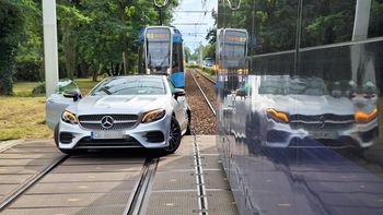 Wrocław: Tramwaj uderzył w mercedesa na ul. Grabiszyńskiej. Zablokowane torowisko w obu kierunkach