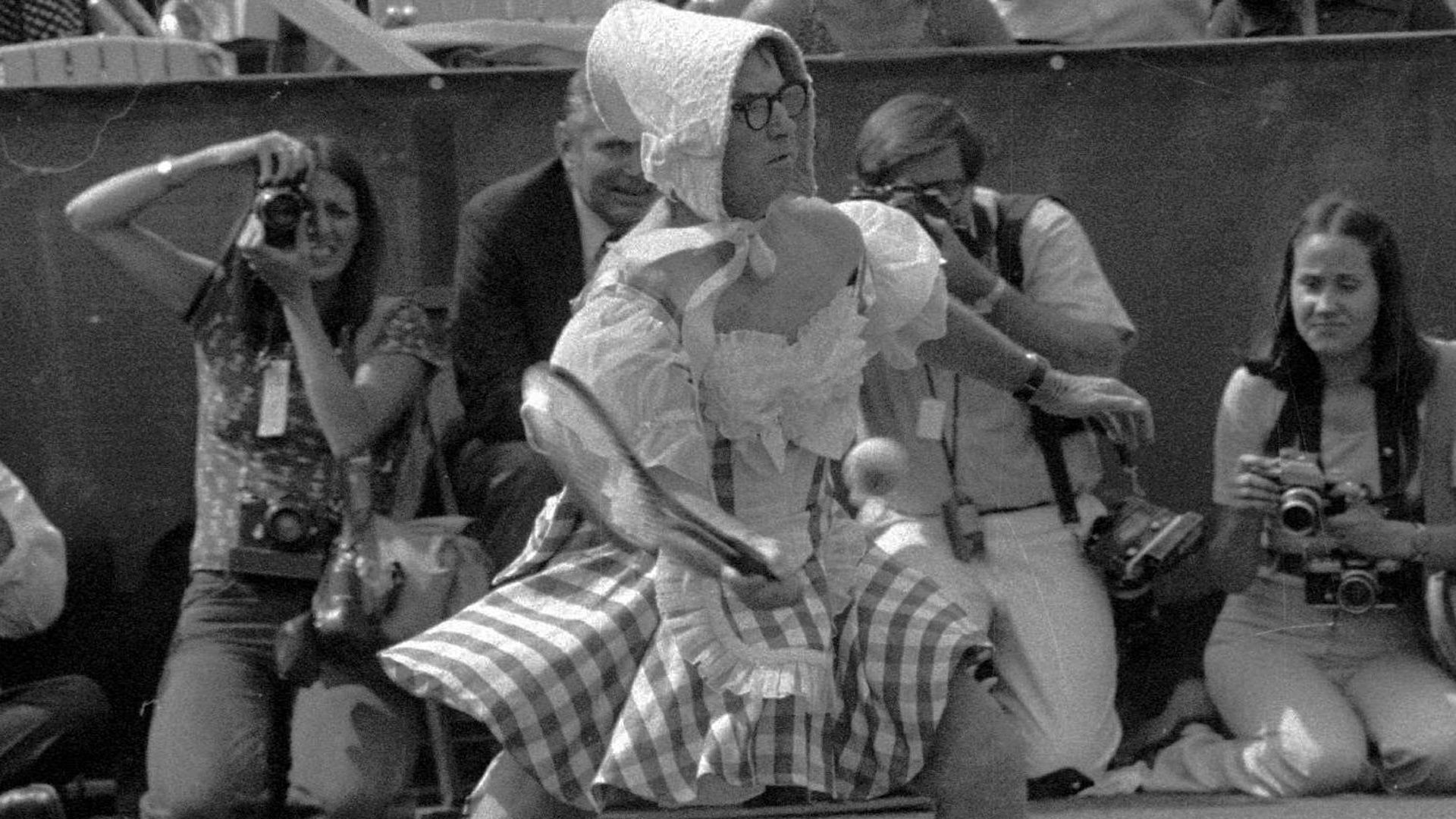 Bobby Riggs prowokował od samego początku meczu.