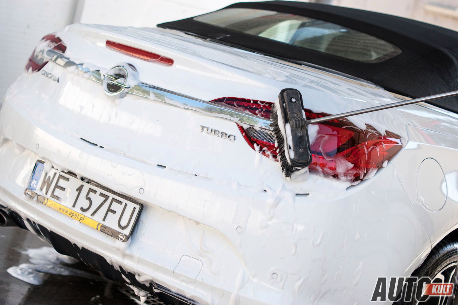Owady i brud w ciepłym klimacie mogą szybko zniszczyć lakier, lepiej dokładnie umyć auto zaraz po podróży.