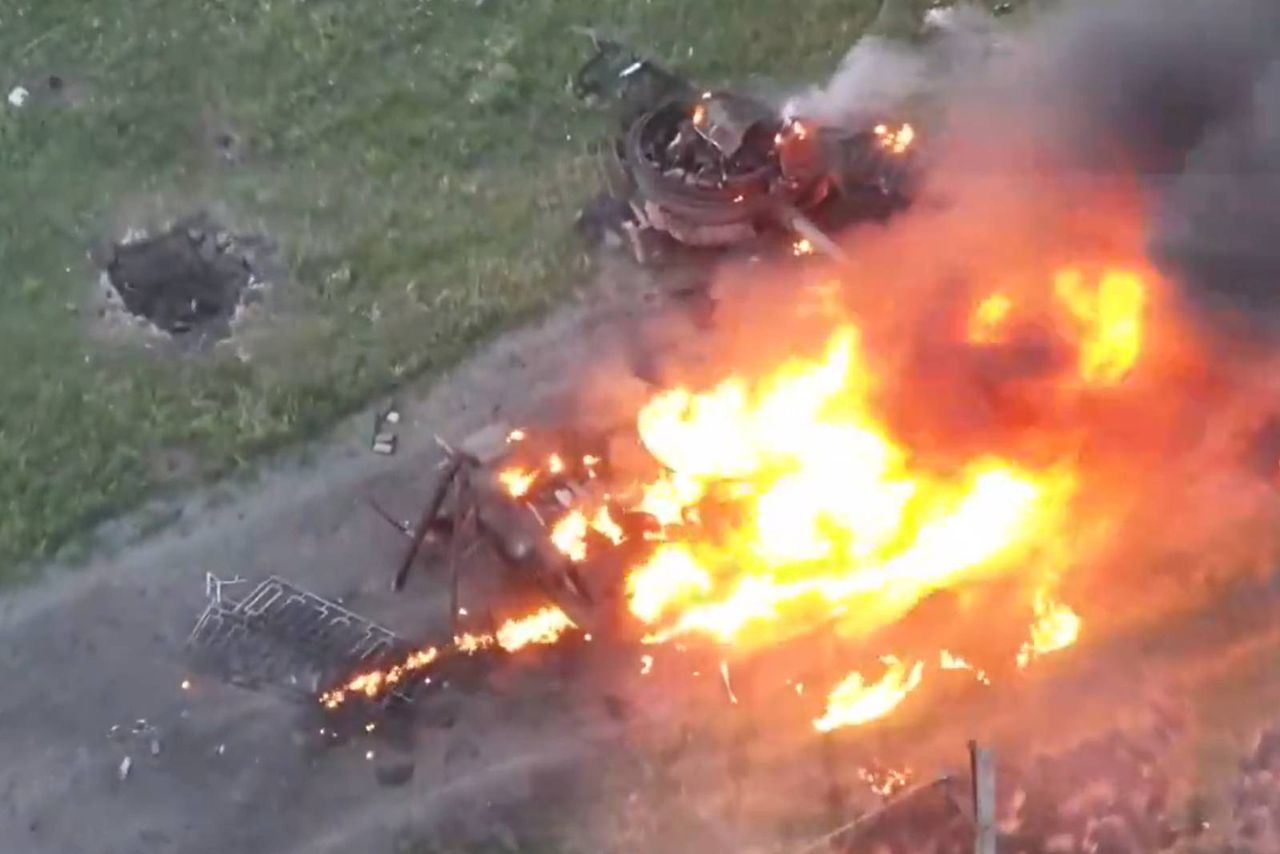 A Russian tank was spectacularly hit by a drone, the crew had no chance.