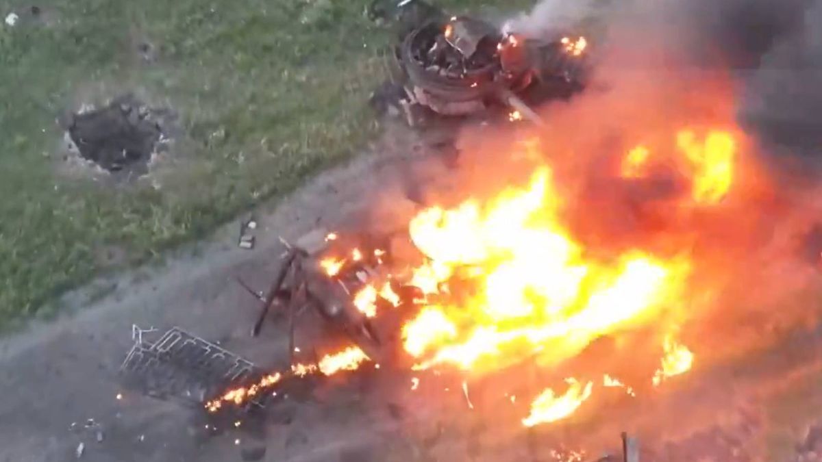 Rosyjski czołg efektownie trafiony przez drona, załoga nie miała szans