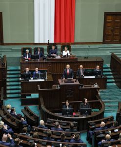 Nie wysłuchał przysięgi Nawrockiego. Wyszedł po hymnie