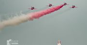 Trwają odloty ekip z Air Show. Zespół Red Arrows oddał hołd "Slabowi"