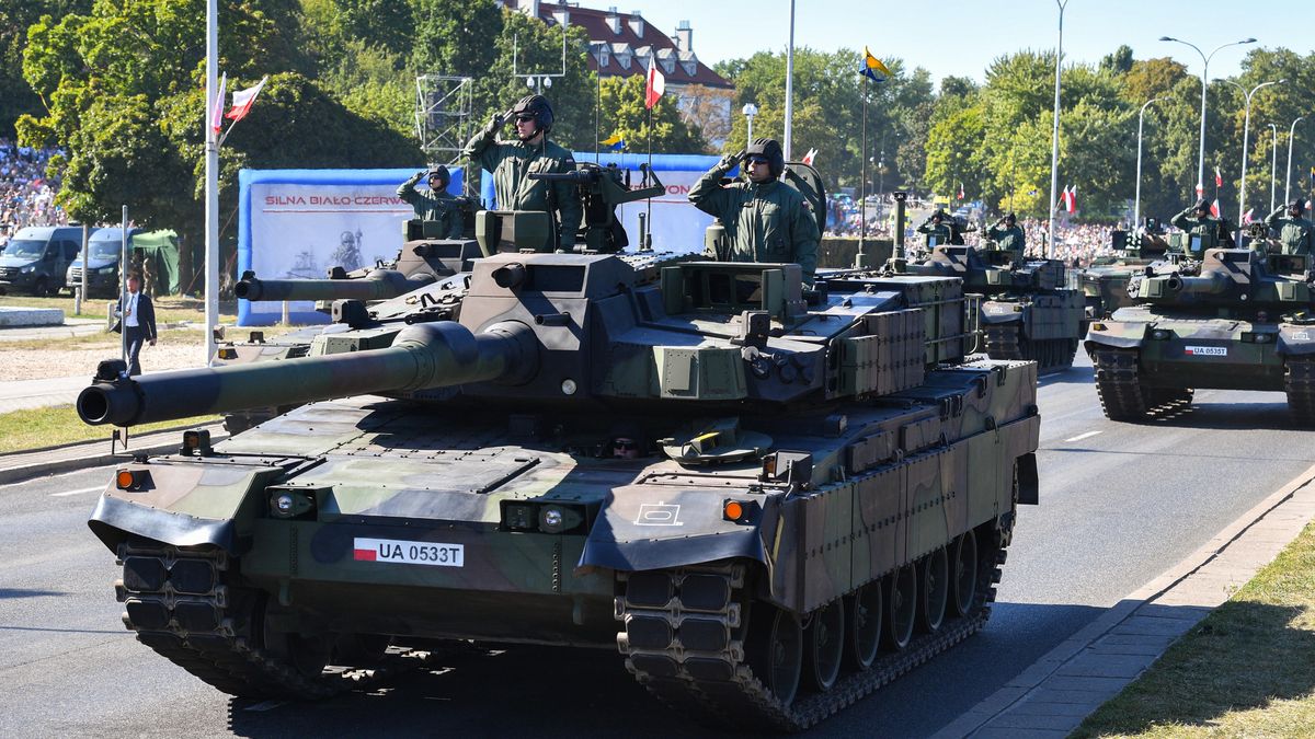 pojazdy wojskowe
Radek Pietruszka
15 sierpnia, defilada, pokaz, pokazie, pokazu, powietrze, powietrzne, powietrzu, przejazd, silna bia�o czerwona, si�y zbrojne, Wis�ostrada, wojsko, �o�nierze