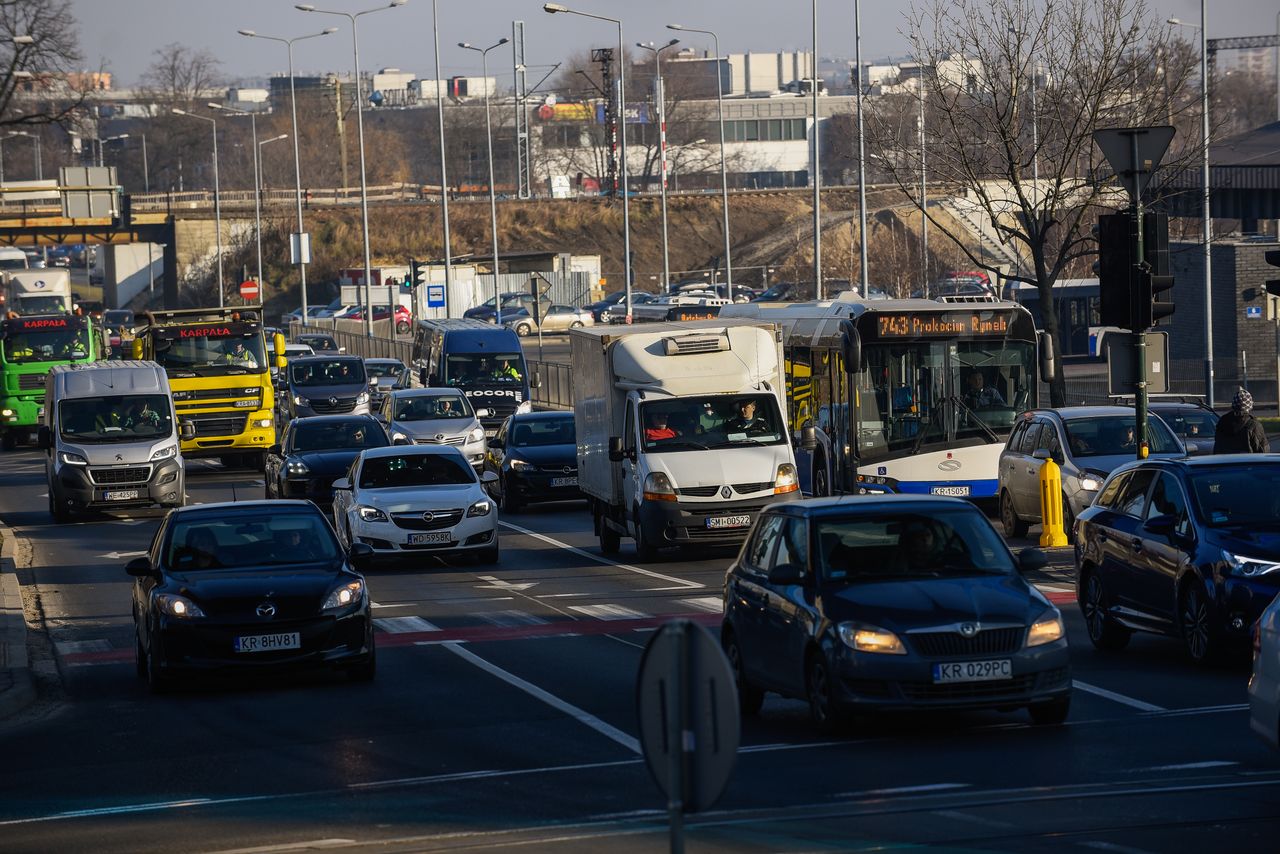 W maju, ruch na ulicach Krakowa jest o 20 punktów procentowych wyższy niż w marcu