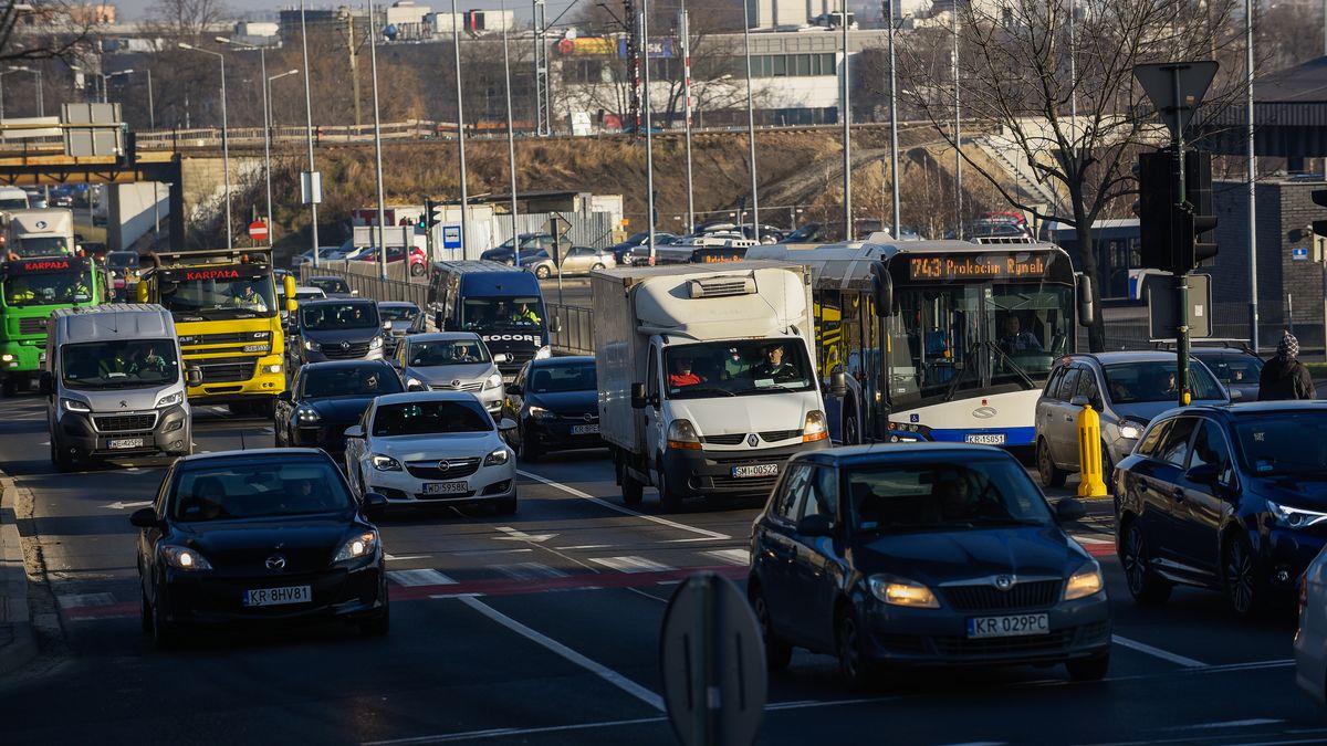 W maju, ruch na ulicach Krakowa jest o 20 punktów procentowych wyższy niż w marcu
