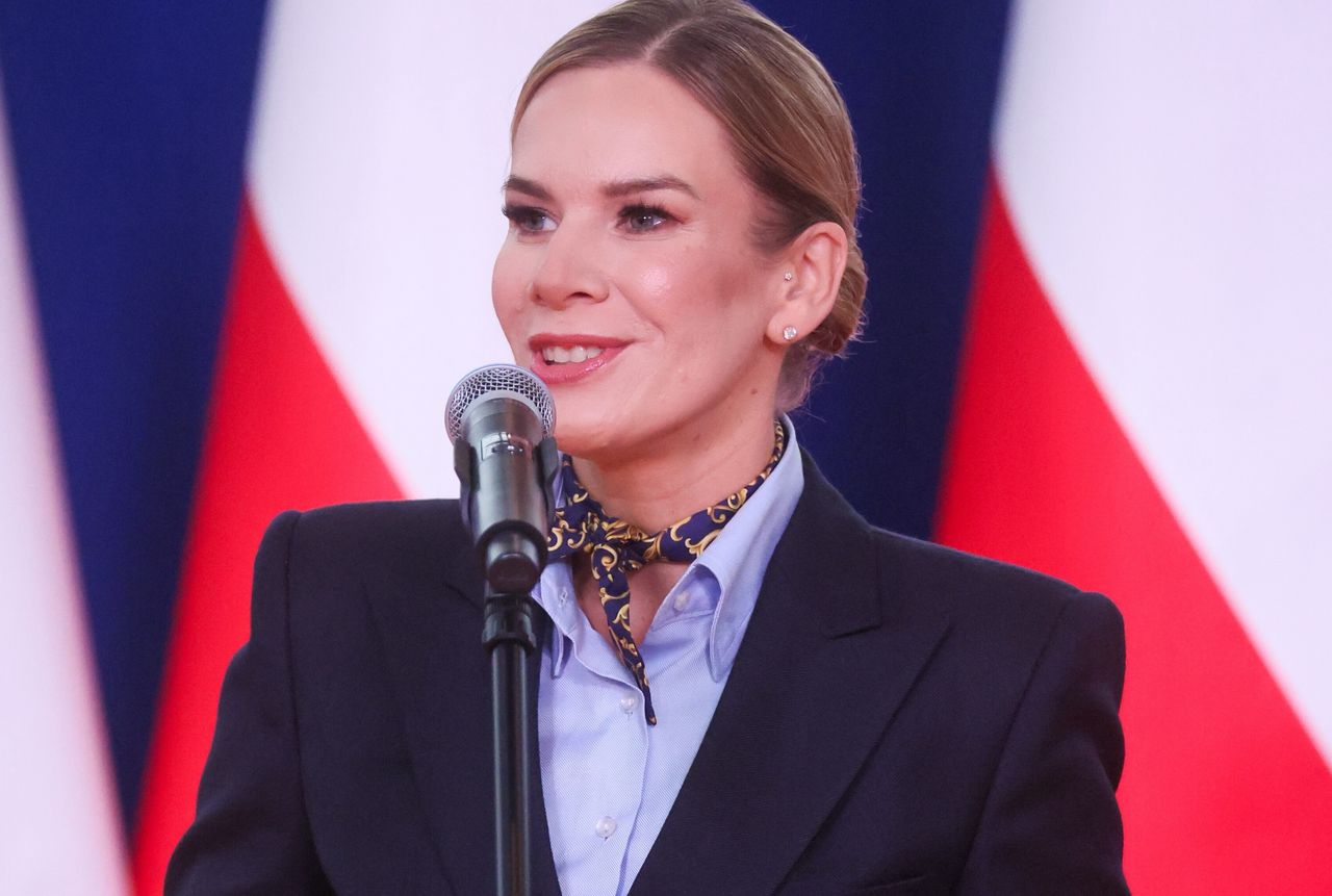 Pierwsza dama w eleganckiej stylizacji 