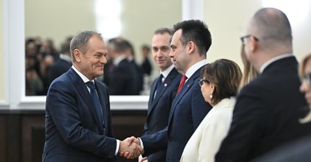 PiS zostawiło furtkę, rząd Donalda Tuska chętnie korzysta. "Prawnie wątpliwe"