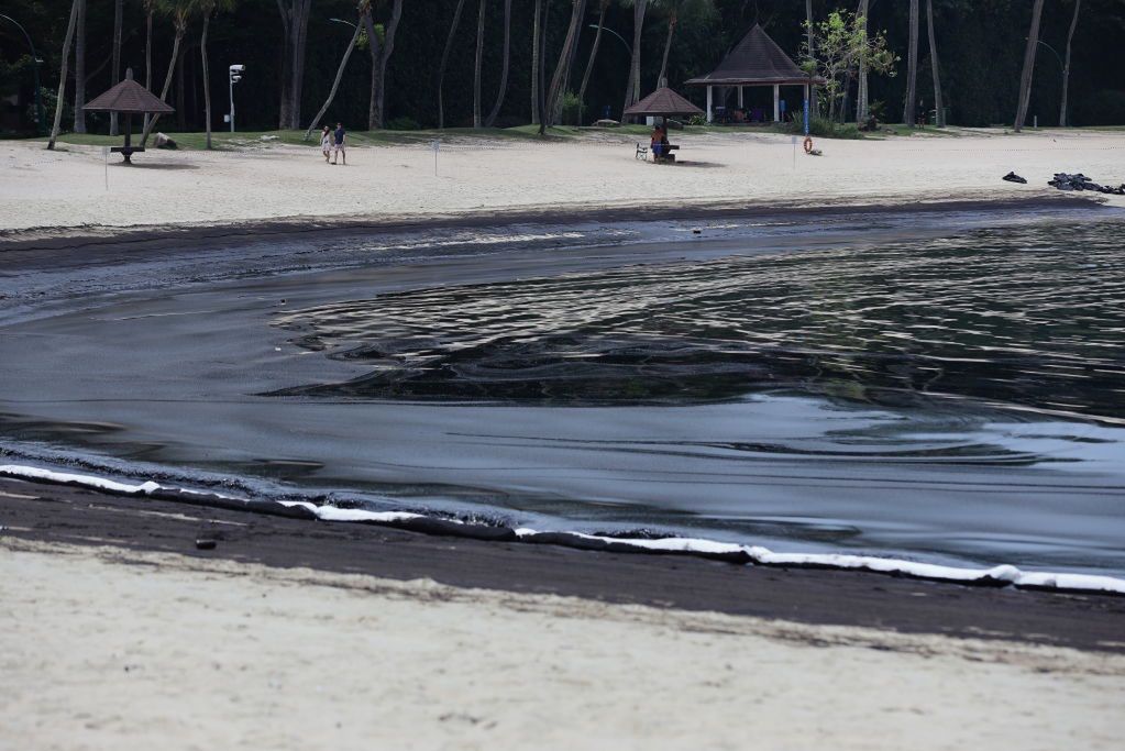 Wyciek ropy w luksusowym kurorcie. Plaże są czarne