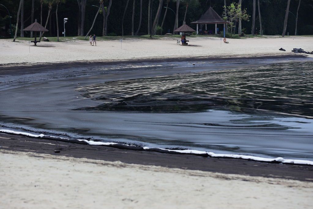 Plama ropy dotknęła wybrzeży wyspy Sentosa