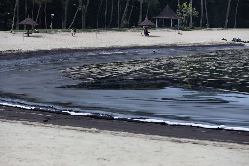 Plama ropy dotknęła wybrzeży wyspy Sentosa
