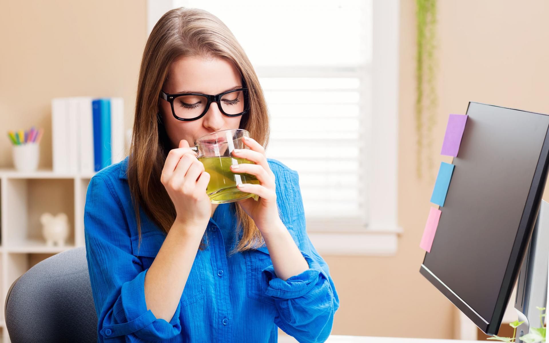 123rf.com Zielona herbata wspomaga spalanie tkanki tłuszczowej 