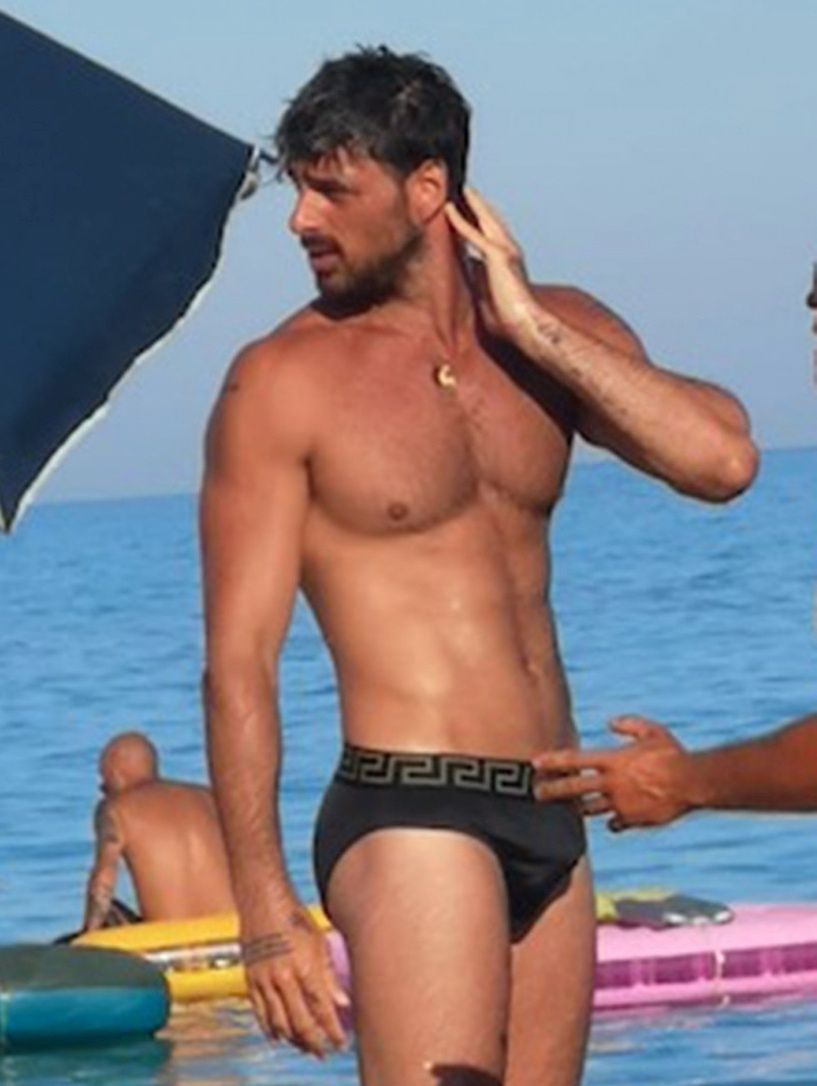 Rozebrany Michele Morrone na plaży w Apulii