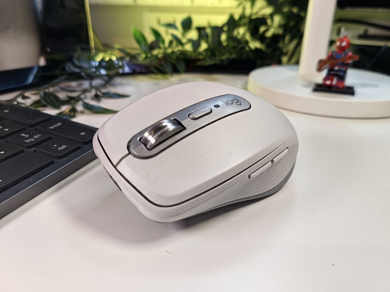 Rolka Logitech MX Anywhere 3S ma przewijanie kinetyczne, a boczne przyciski bardzo się przydają