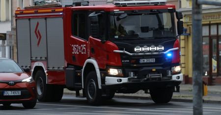 Legnica: Sześć zastępów gasiło mieszkanie przy Jasińskiego. Dwoje dzieci w szpitalu