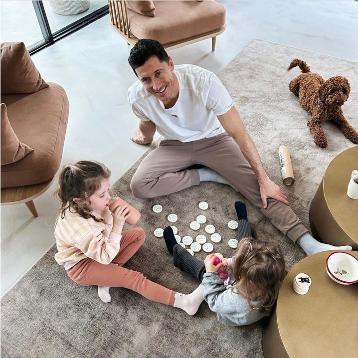 Robert Lewandowski w domowym salonie piękności. Takie zabiegi zafundowały mu córki