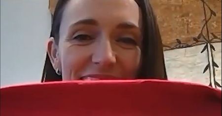 Zrobiła to sama. Premier Nowej Zelandii bierze się za szycie maseczek
