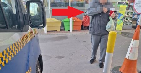 Przyszedł na stację w klapkach. Nagle zauważyli karteczkę