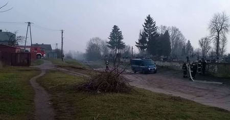Pożar śmieci przy cmentarzu w Ostrowcu Świętokrzyskim