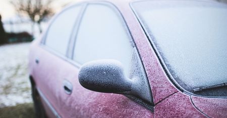 Stosujesz do odmrażania szyb? Ekspert mówi, że bardziej szkodzi, niż pomaga