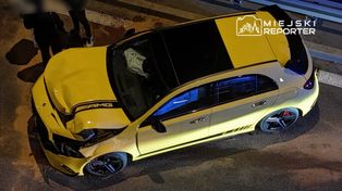 Warszawa: Sportowy żółty Mercedes rozbity na Moście Łazienkowskim. 24-latek dostał wysoki mandat