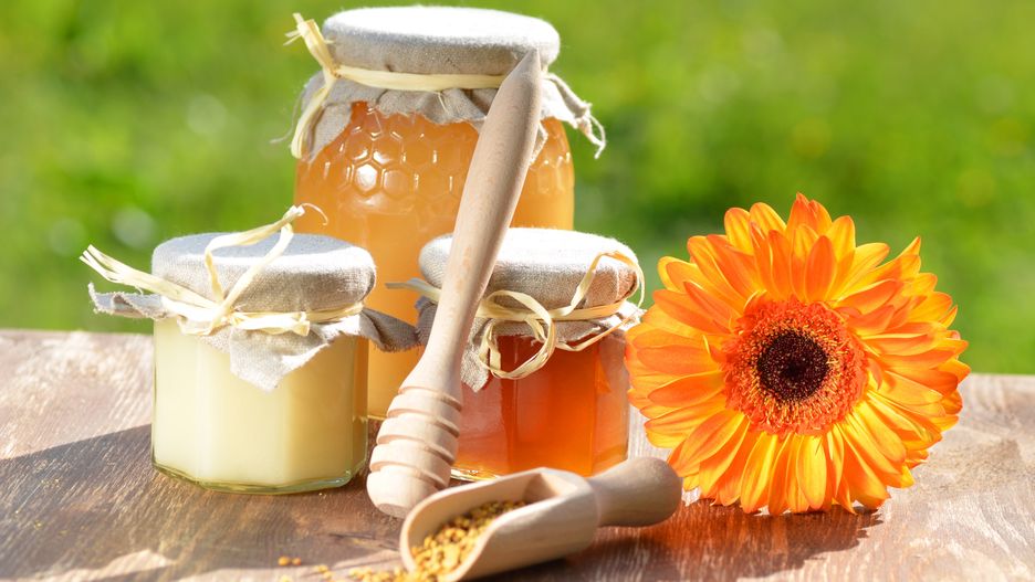 rolnictwo, pszczelarstwo, kwiat, wyżywienie, zbliżenie, deser, czerpak, ogród, zdrowie, zdrowy, miód, plaster miodu, jar, życie, naturalny, natura, nektar, żywienie, obiekt, produkt, lekarstwo, wiosna, cukier, smak, smaczny, drewno, drewniany, pasieka, opakowanie, wiosenny, ul