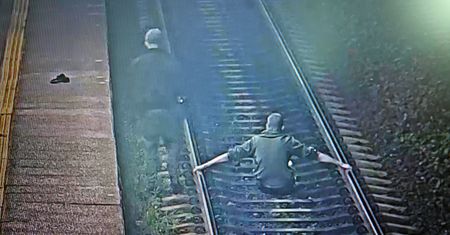 Skrajna nieodpowiedzialność na torach. Zdjęcia mrożą krew w żyłach