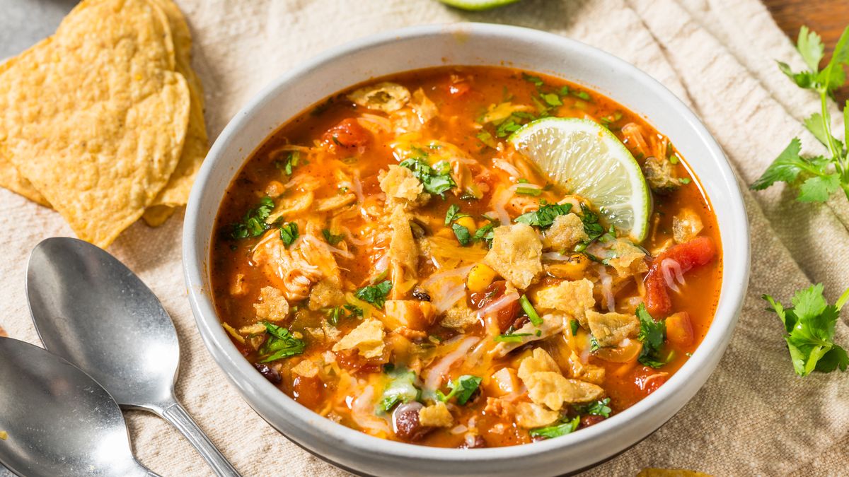 Pożywna i rozgrzewająca zupa meksykańska z kurczakiem