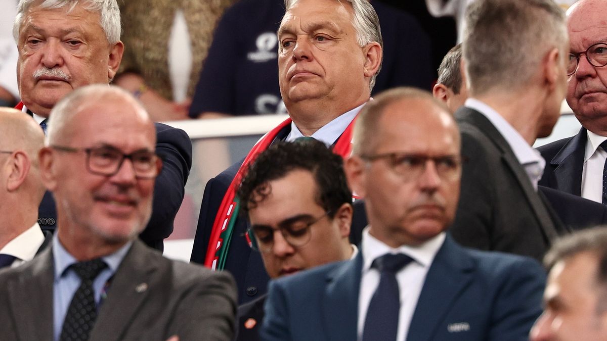 Hungarian Prime Minister Viktor Orban waits for the start of the UEFA EURO 2024 Group A soccer match between Scotland and Hungary, in Stuttgart, Germany, 23 June 2024. EPA/ANNA SZILAGYI Dostawca: PAP/EPA.