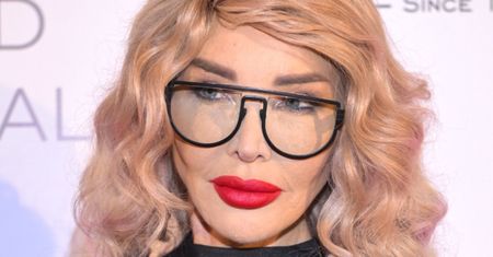 56-letnia Ewa Minge chwali się smukłą sylwetką i tatuażami, pozując w wyciętym stroju kąpielowym (FOTO)