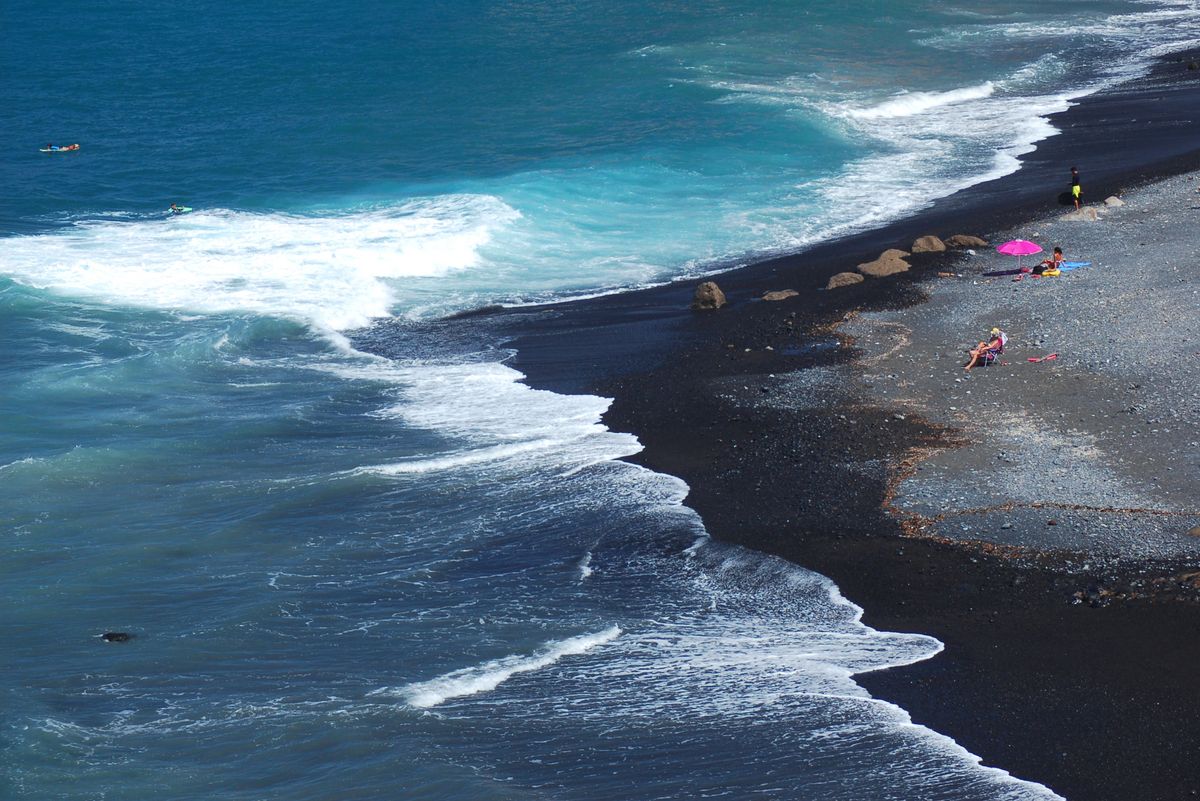 Ogromne fale, oblewające czarną, piaszczystą plażę Teneryfy 