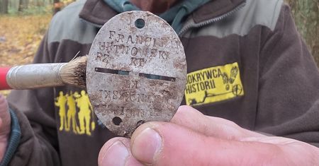 Nieśmiertelnik żołnierza znaleziony w lesie. "Poszukujemy rodziny"