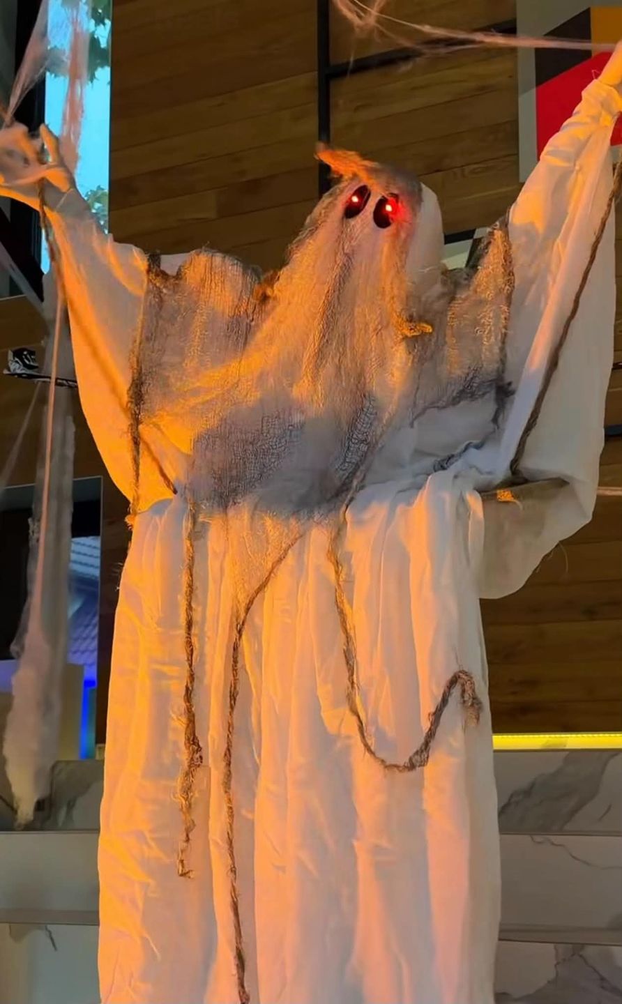 Klaudia Halejcio udekorowała willę na Halloween